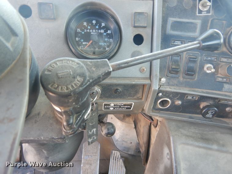 image for item IY9587 2000 Mack RD688S  hook lift truck