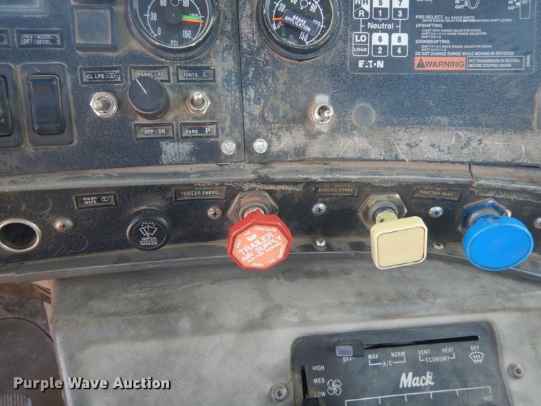 image for item IY9587 2000 Mack RD688S  hook lift truck