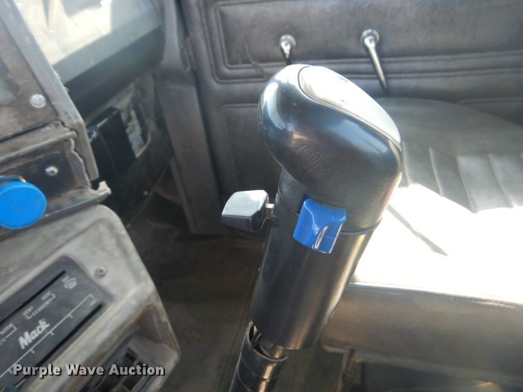 image for item IY9587 2000 Mack RD688S  hook lift truck