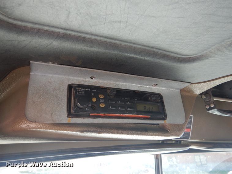 image for item IY9587 2000 Mack RD688S  hook lift truck