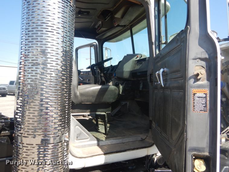 image for item IY9587 2000 Mack RD688S  hook lift truck