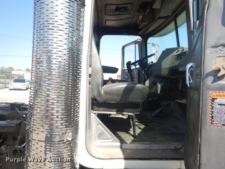 image for item IY9587 2000 Mack RD688S  hook lift truck