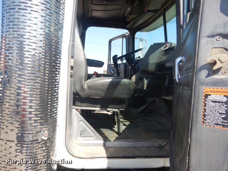 image for item IY9587 2000 Mack RD688S  hook lift truck