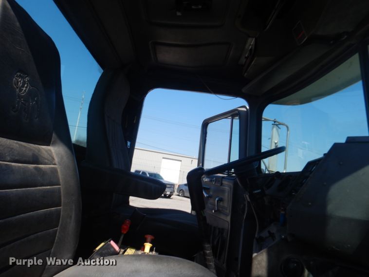 image for item IY9587 2000 Mack RD688S  hook lift truck