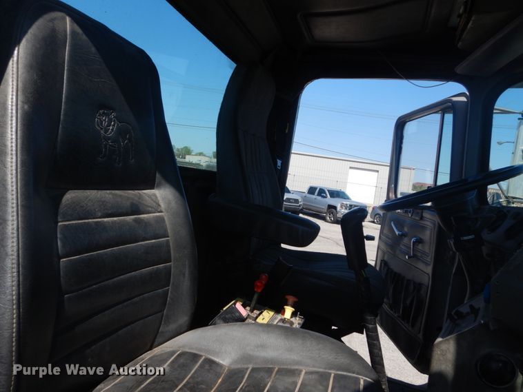 image for item IY9587 2000 Mack RD688S  hook lift truck