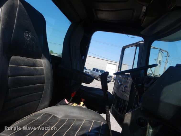 image for item IY9587 2000 Mack RD688S  hook lift truck