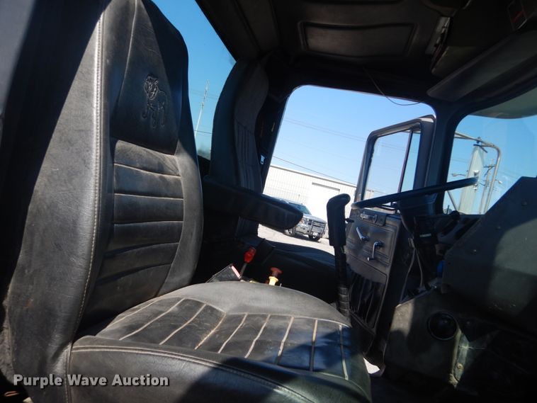 image for item IY9587 2000 Mack RD688S  hook lift truck