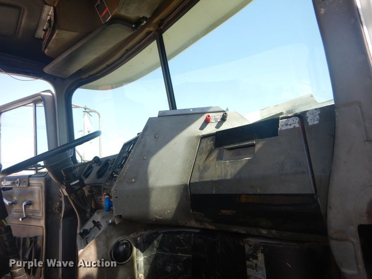 image for item IY9587 2000 Mack RD688S  hook lift truck