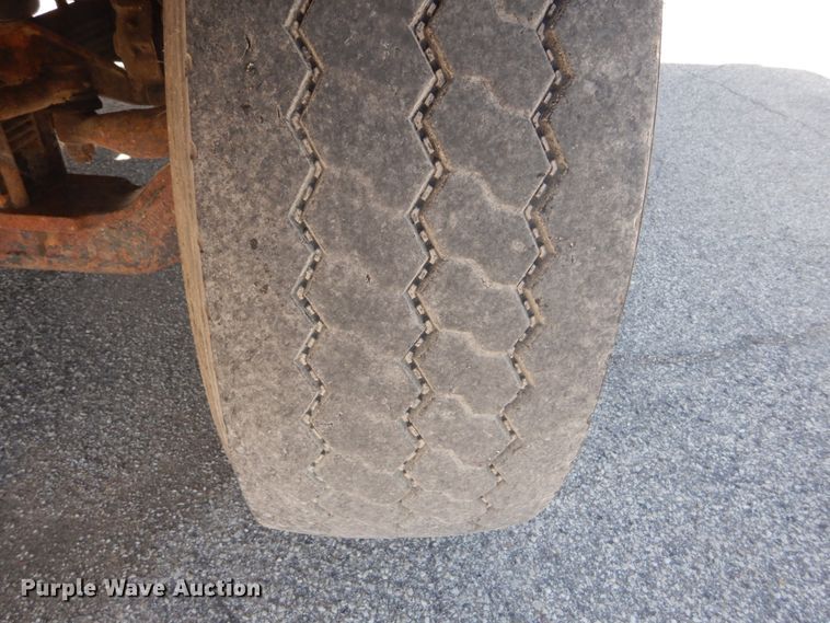 image for item IY9587 2000 Mack RD688S  hook lift truck