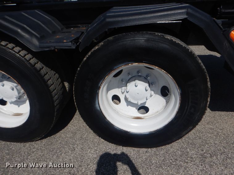 image for item IY9587 2000 Mack RD688S  hook lift truck