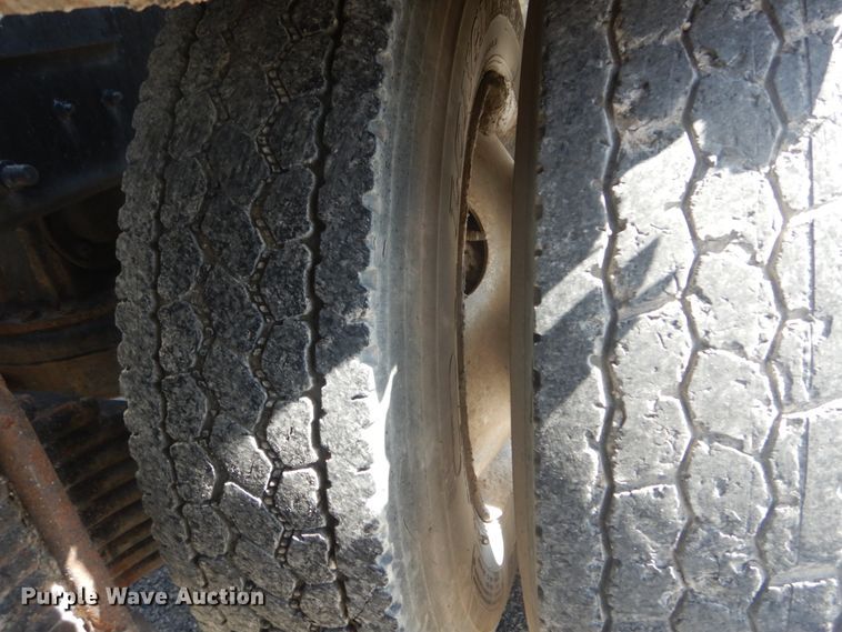 image for item IY9587 2000 Mack RD688S  hook lift truck