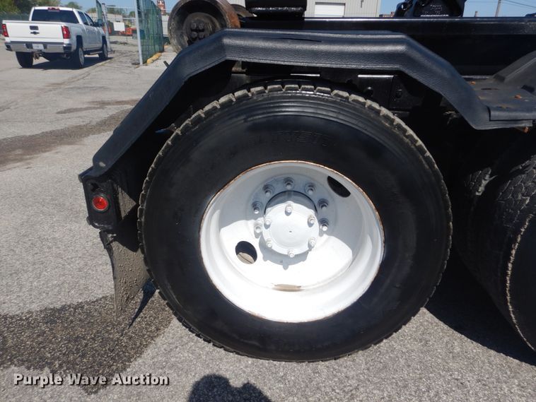 image for item IY9587 2000 Mack RD688S  hook lift truck