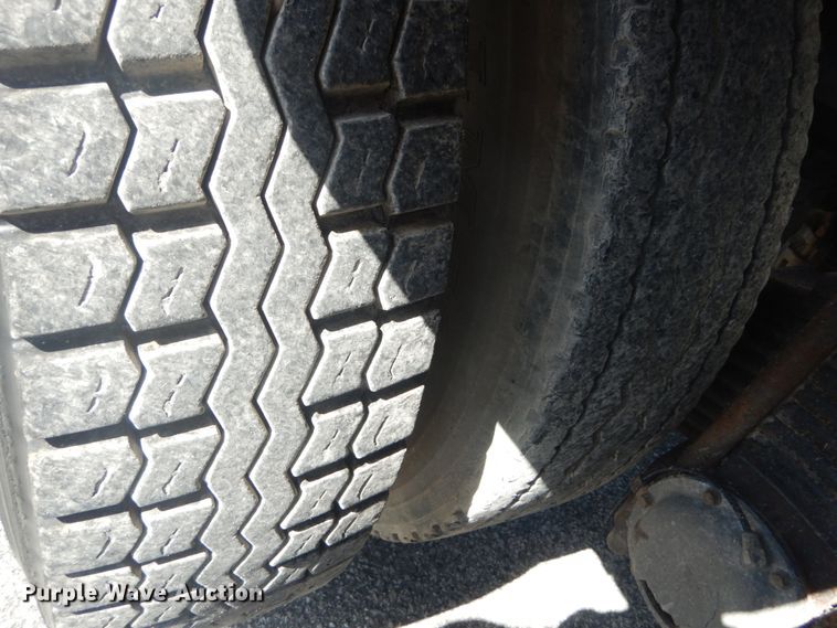 image for item IY9587 2000 Mack RD688S  hook lift truck