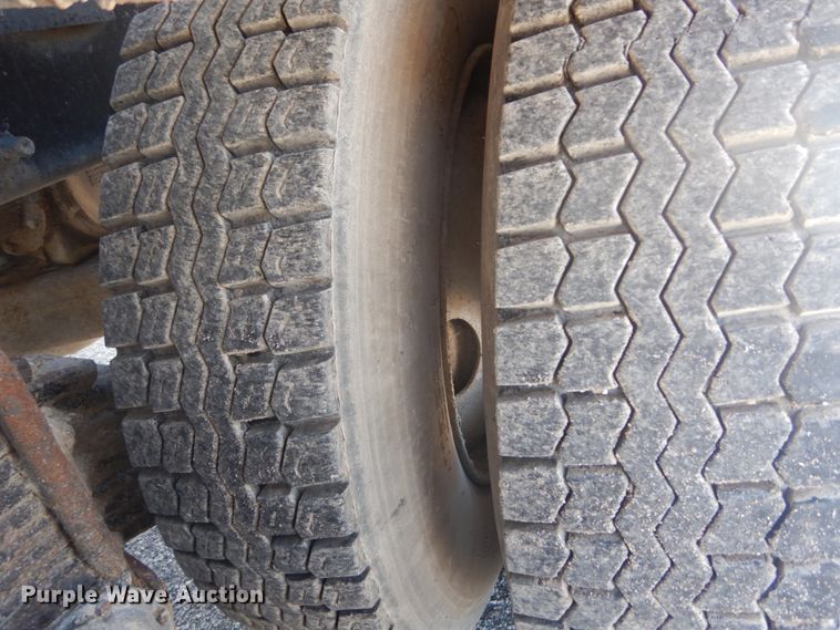 image for item IY9587 2000 Mack RD688S  hook lift truck