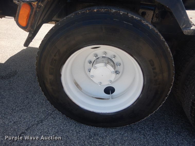 image for item IY9587 2000 Mack RD688S  hook lift truck