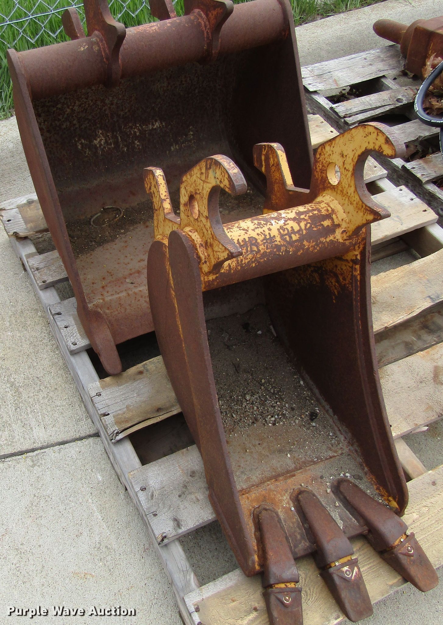 (2) excavator buckets in Cedar Falls, IA Item GC9899 sold Purple Wave