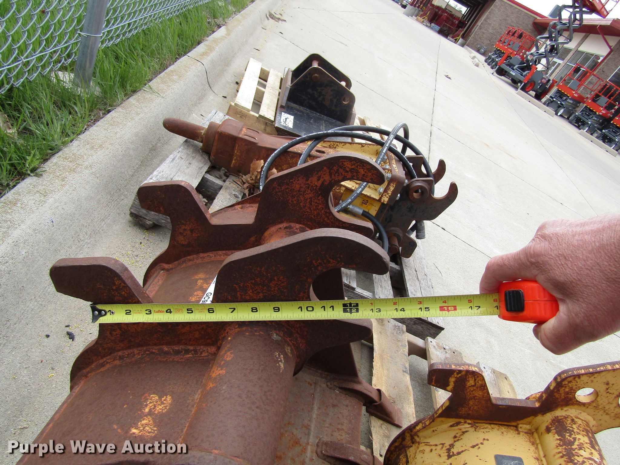 (2) excavator buckets in Cedar Falls, IA Item GC9899 sold Purple Wave