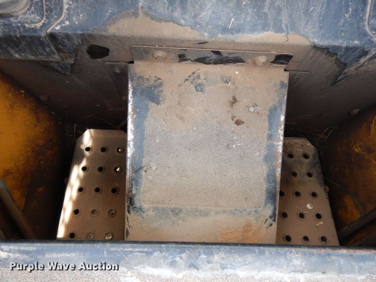 image for item DC2151 2003 John Deere 250  skid steer loader