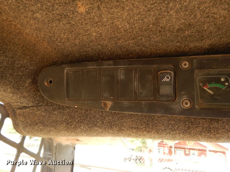 image for item DC2151 2003 John Deere 250  skid steer loader