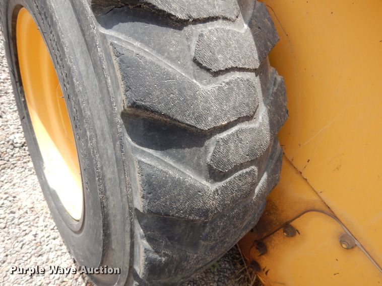 image for item DC2151 2003 John Deere 250  skid steer loader