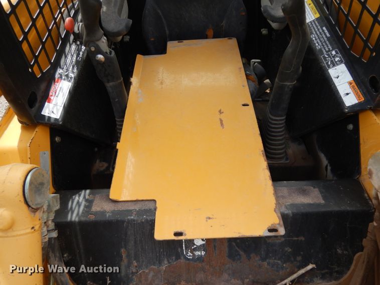 image for item DC2151 2003 John Deere 250  skid steer loader