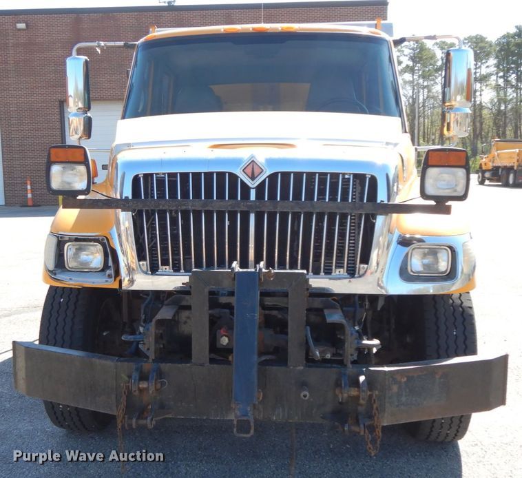 image for item DF6507 2005 International 7400  Crew Cab dump truck