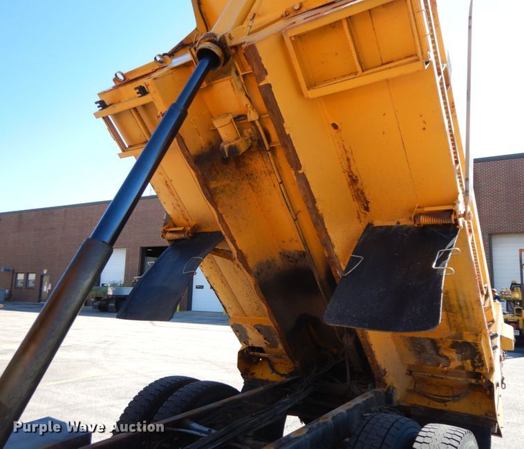 image for item DF6507 2005 International 7400  Crew Cab dump truck