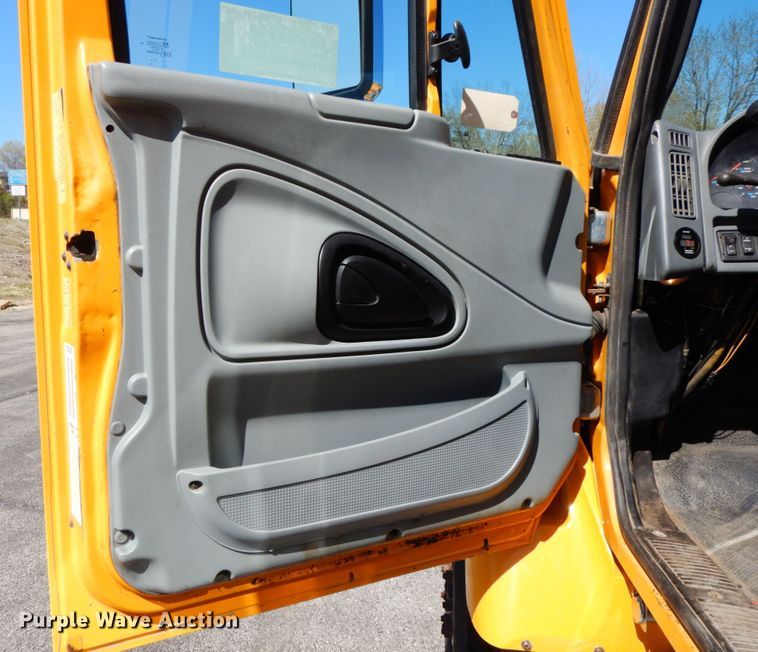 image for item DF6507 2005 International 7400  Crew Cab dump truck