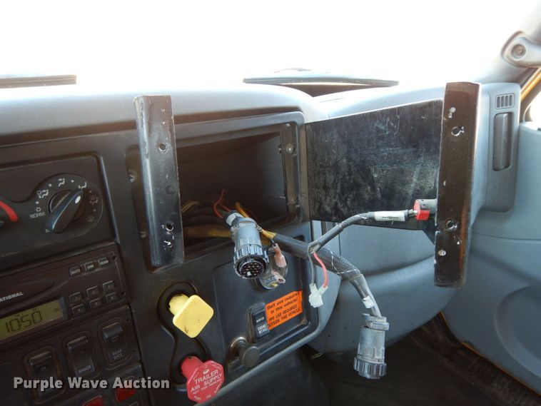 image for item DF6507 2005 International 7400  Crew Cab dump truck