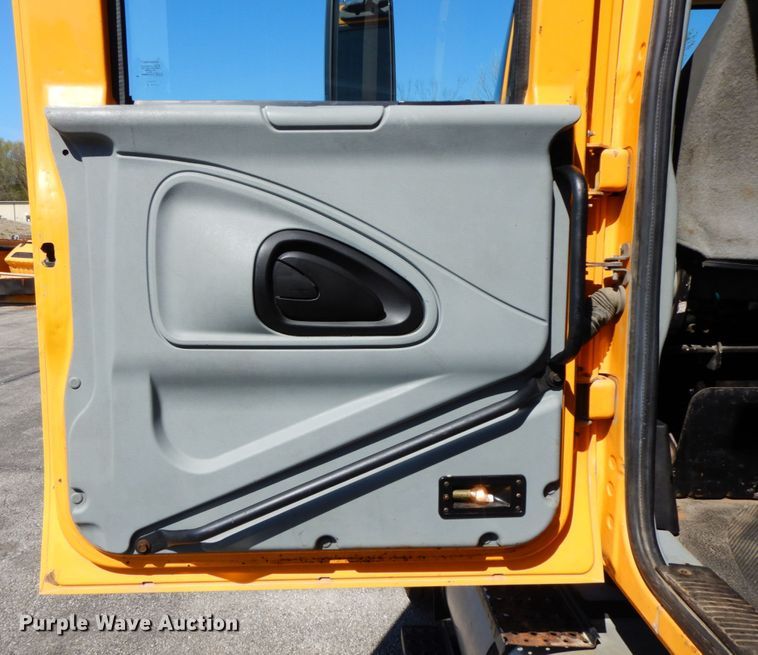 image for item DF6507 2005 International 7400  Crew Cab dump truck