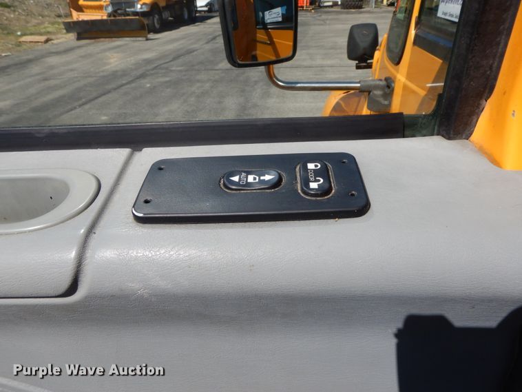 image for item DF6507 2005 International 7400  Crew Cab dump truck