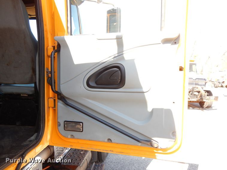 image for item DF6507 2005 International 7400  Crew Cab dump truck