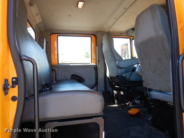 image for item DF6507 2005 International 7400  Crew Cab dump truck