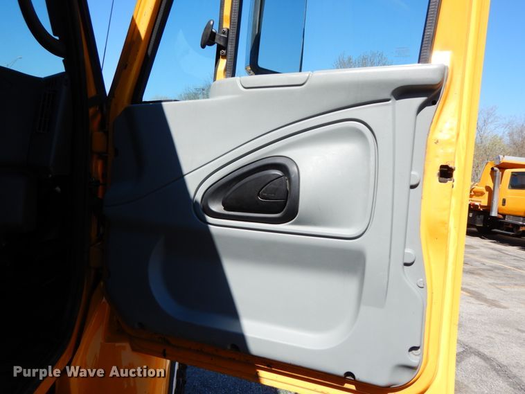 image for item DF6507 2005 International 7400  Crew Cab dump truck