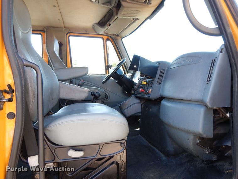 image for item DF6507 2005 International 7400  Crew Cab dump truck