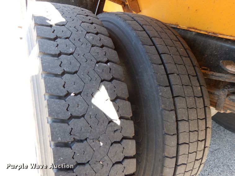 image for item DF6507 2005 International 7400  Crew Cab dump truck