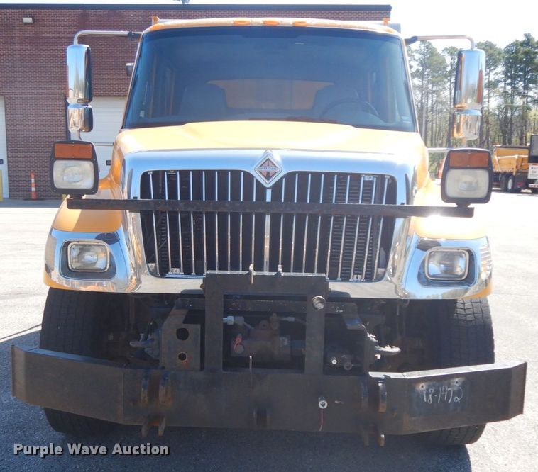 image for item DF6508 2005 International 7400  Crew Cab dump truck