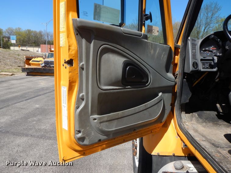 image for item DF6508 2005 International 7400  Crew Cab dump truck