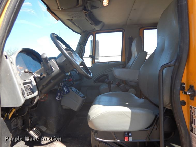 image for item DF6508 2005 International 7400  Crew Cab dump truck