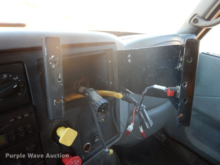 image for item DF6508 2005 International 7400  Crew Cab dump truck