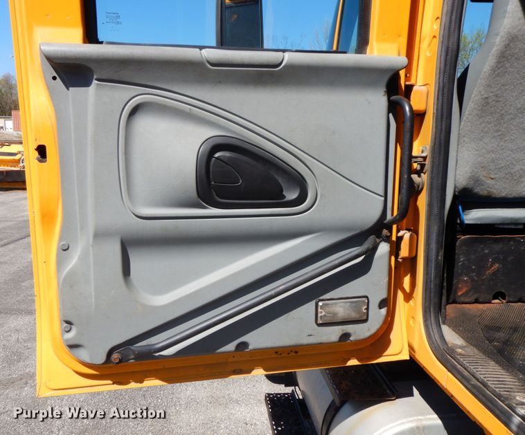 image for item DF6508 2005 International 7400  Crew Cab dump truck