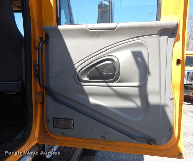 image for item DF6508 2005 International 7400  Crew Cab dump truck