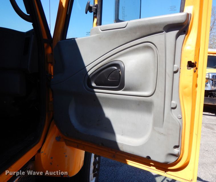 image for item DF6508 2005 International 7400  Crew Cab dump truck