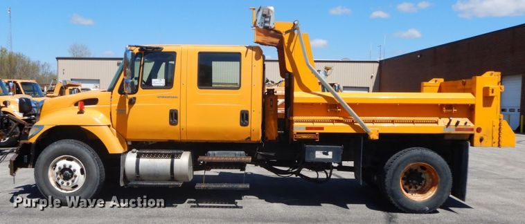 image for item DF6510 2005 International 7400  Crew Cab dump truck