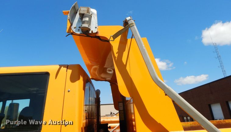 image for item DF6510 2005 International 7400  Crew Cab dump truck