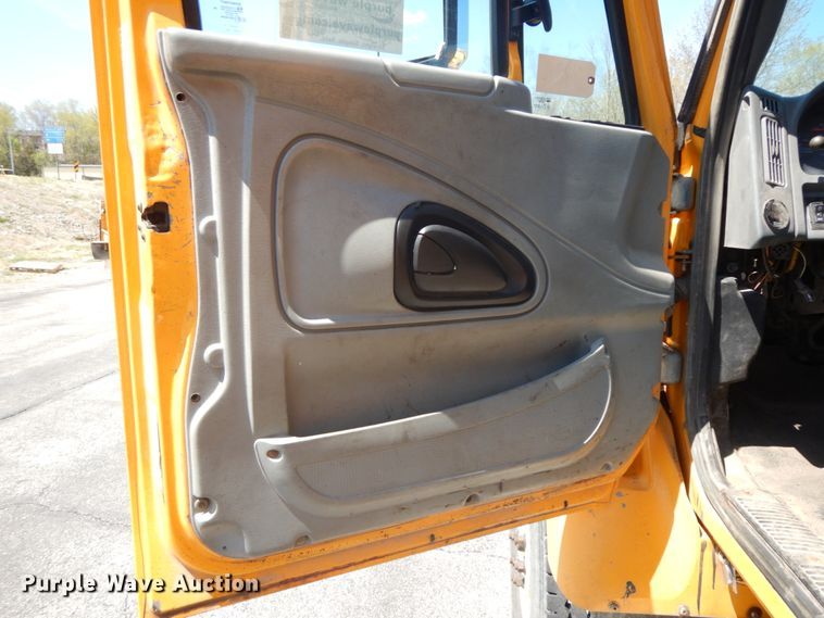 image for item DF6510 2005 International 7400  Crew Cab dump truck