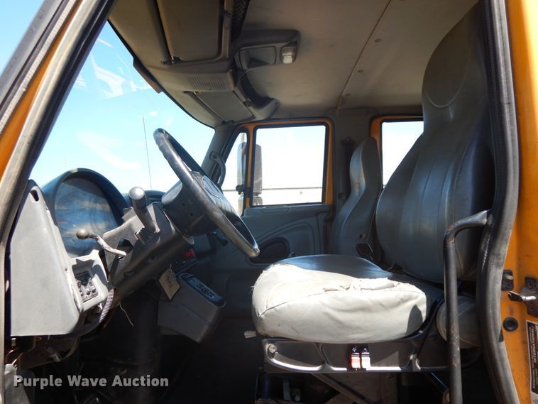 image for item DF6510 2005 International 7400  Crew Cab dump truck