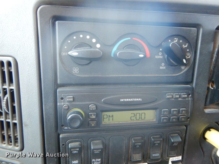 image for item DF6510 2005 International 7400  Crew Cab dump truck