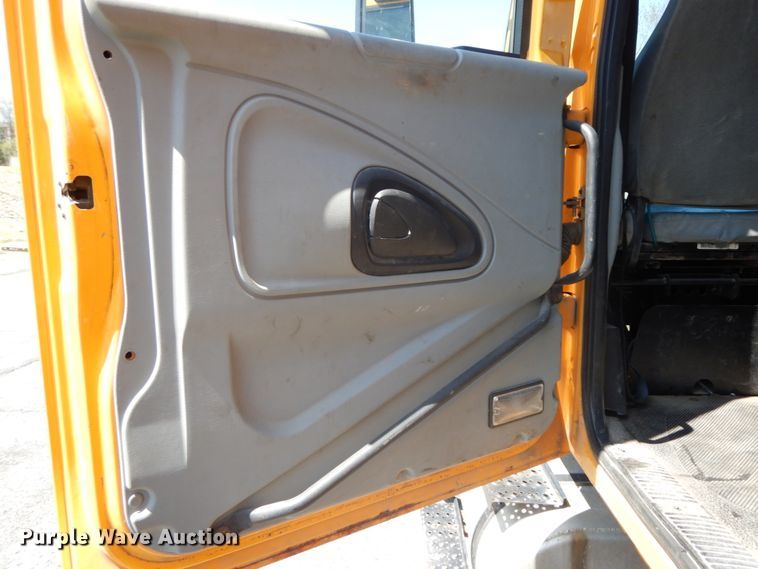 image for item DF6510 2005 International 7400  Crew Cab dump truck