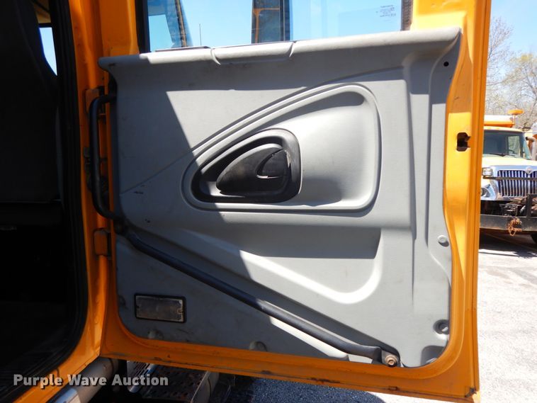 image for item DF6510 2005 International 7400  Crew Cab dump truck